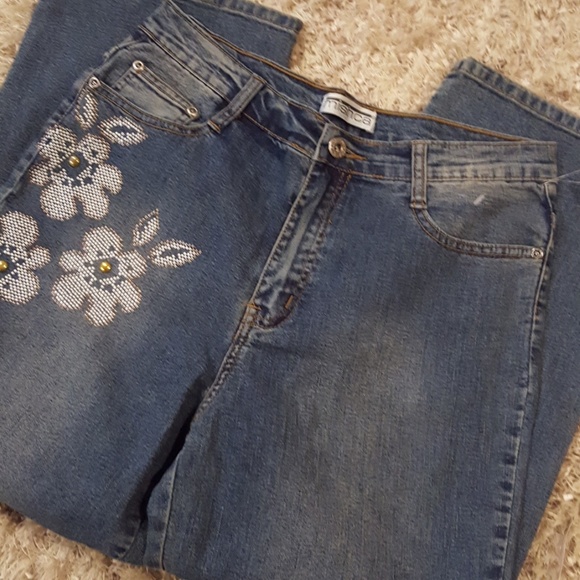 new women's floral bedazzelled mischca crop jean 6 - Picture 3 of 3